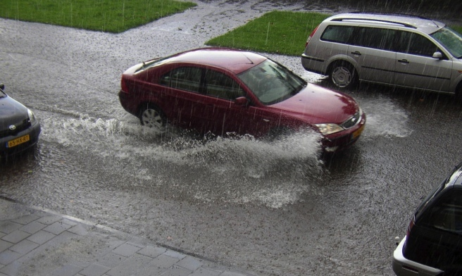 Straten en tuinen komen dan blank te staan en kelders lopen onder water. Het verkeer heeft dan last van het water: treinen lopen vertraging op en auto s komen in de file te staan.