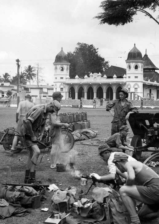 A.E. Stoppels en M.J. Vreke De Verbindingsdienst is ingezet tijdens de politionele acties in Indonesië van 1946 tot 1949 en in Afghanistan van 2006 tot 2010.