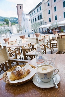 Ontbijten met een perfecte cappuccino en Italiaanse ontbijt broodjes.