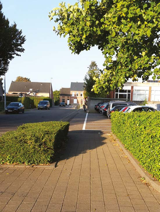 4 VOORBIJ EEN PARKING WANDELEN ZUSTERSTRAAT In de Zusterstraat, net voorbij de kruising met de Schoetersstraat, bevindt zich aan de rechterkant een parking vlak voor de ingang van de fietsenstalling