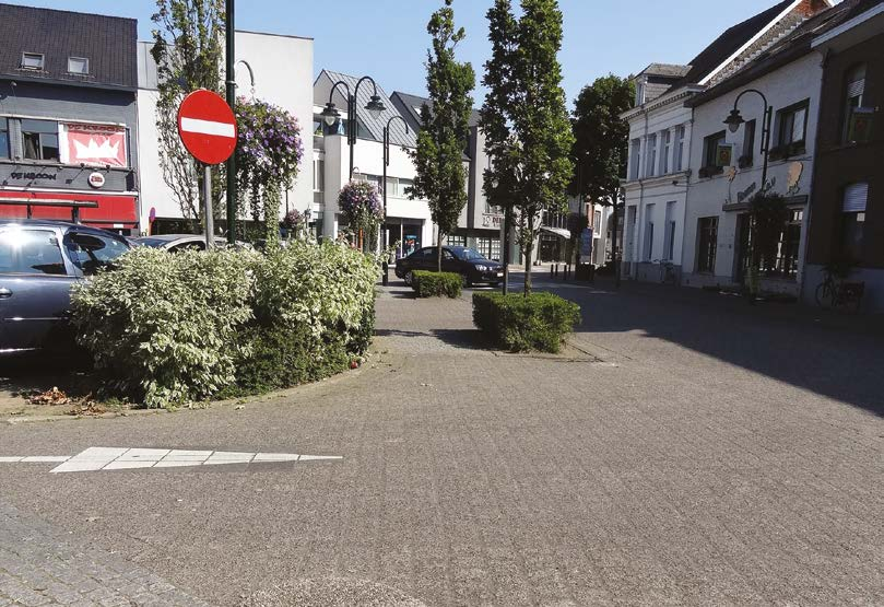 7 VOORBIJ IN- EN UITRIT VAN EEN PARKING WANDELEN HOEK VAN DE JODENSTRAAT MET DE MARKT Op het einde van de Kloosterstraat, steek je via het zebrapad de Jodenstraat over en ga je verder richting de