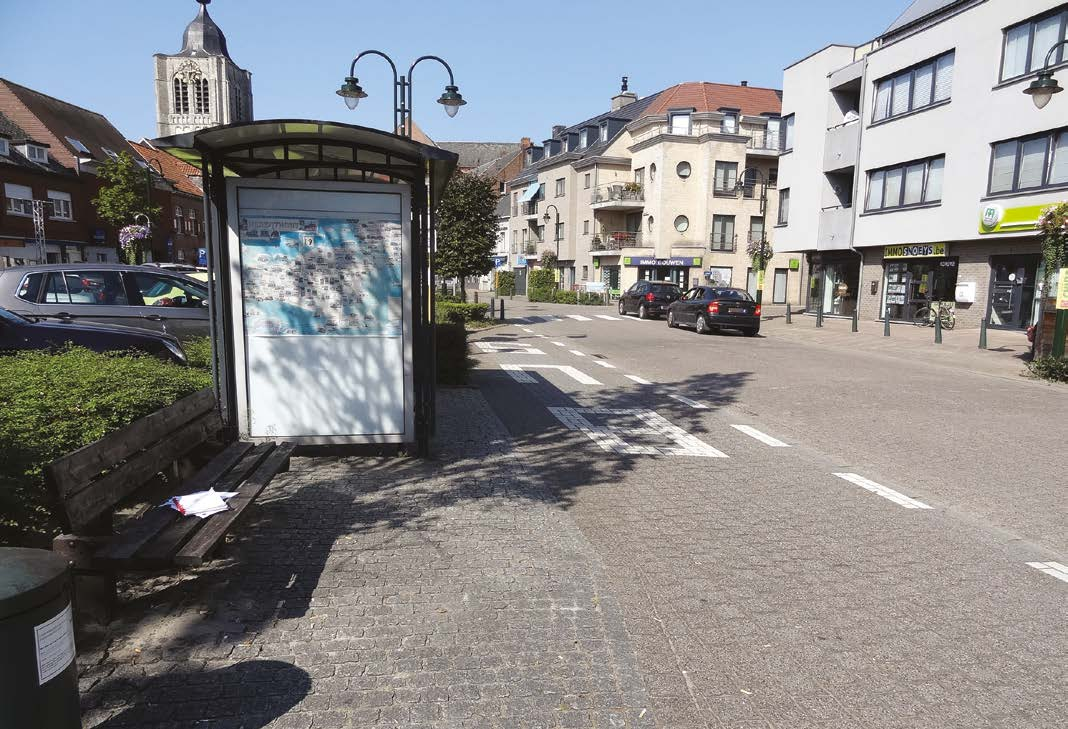 INFO Bestudeer met de kinderen de informatie die je vindt op het bord van de infozuil en in het schuilhuisje. Kijk goed uit dat je niet stapt op de aanrijstrook van de bussen!