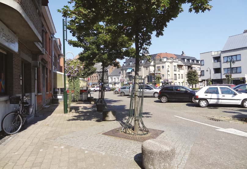 9 OPPASSEN VOOR GEPARKEERDE AUTO S MARKT VOETGANGERSZONE RICHTING KERK Je bespreekt de moeilijke situatie met de kinderen best terug op de hoek van de Markt met de Jodenstraat.