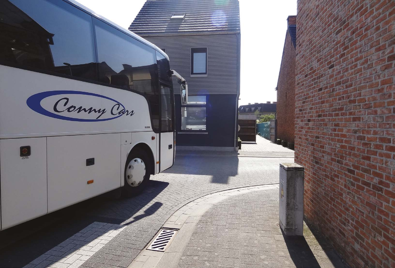 12 OPPASSEN VOOR RECHTS AFSLAANDE AUTO S EN VRACHTWAGENS (DODE HOEK) HOEK VAN HAZENSTRAAT EN BOEYENDAAL Aan het einde van de Hazenstraat voor de asverschuiving leg je de gevaarlijke situatie uit van