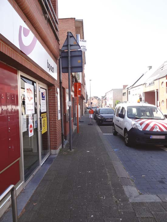 12 OPPASSEN VOOR RECHTS AFSLAANDE AUTO S EN VRACHTWAGENS (DODE HOEK) EXTRA OEFENING Op de terugweg naar de school kan je