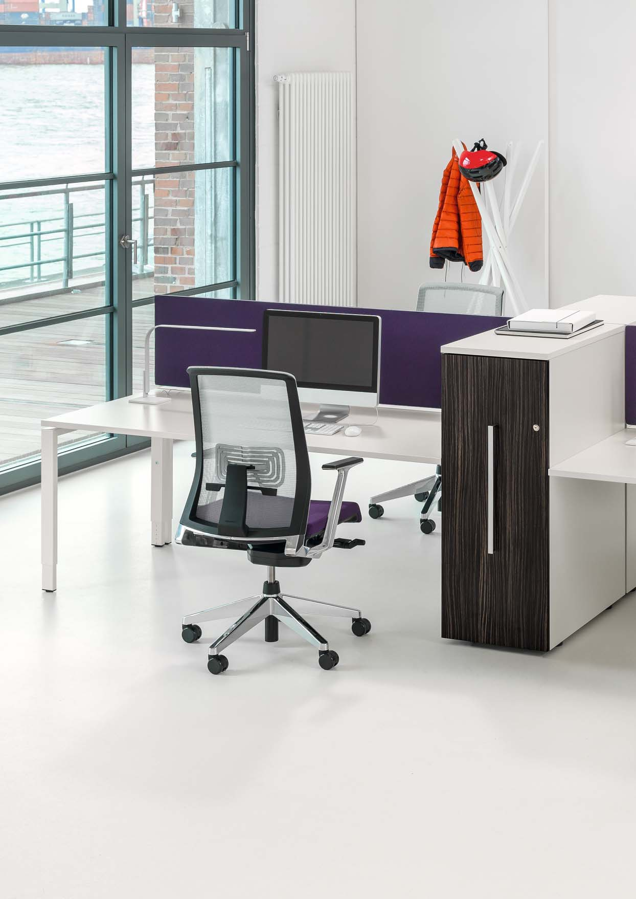 Apothekerskasten brengen structuur aan in kantoorruimten, dragen bij aan de efficiënte indeling van werkzones en perfectioneren de werkplek.