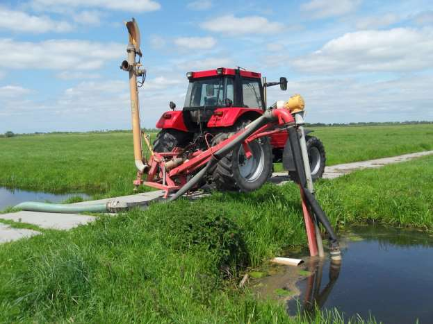 2. DOELSTELLING De subsidie is verleend voor de toepassing van het tijdelijk opzetten van slootpeil in het voorjaar bij vier boeren in het gebied van De Utrechtse Venen en vier in de Lopikerwaard.