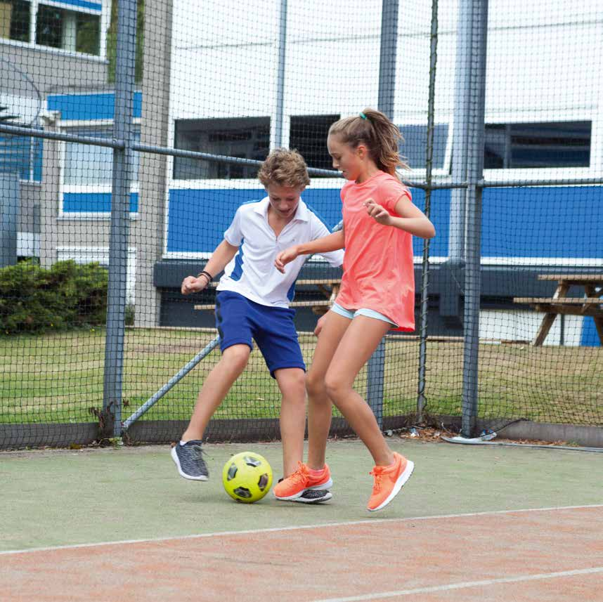 Schaatsen, skiën, zelf een toernooi organiseren? Samen sporten is leuk! Anglia Certificate en als je dat wilt, kun je daarna verder studeren voor het Cambridge Certificate.