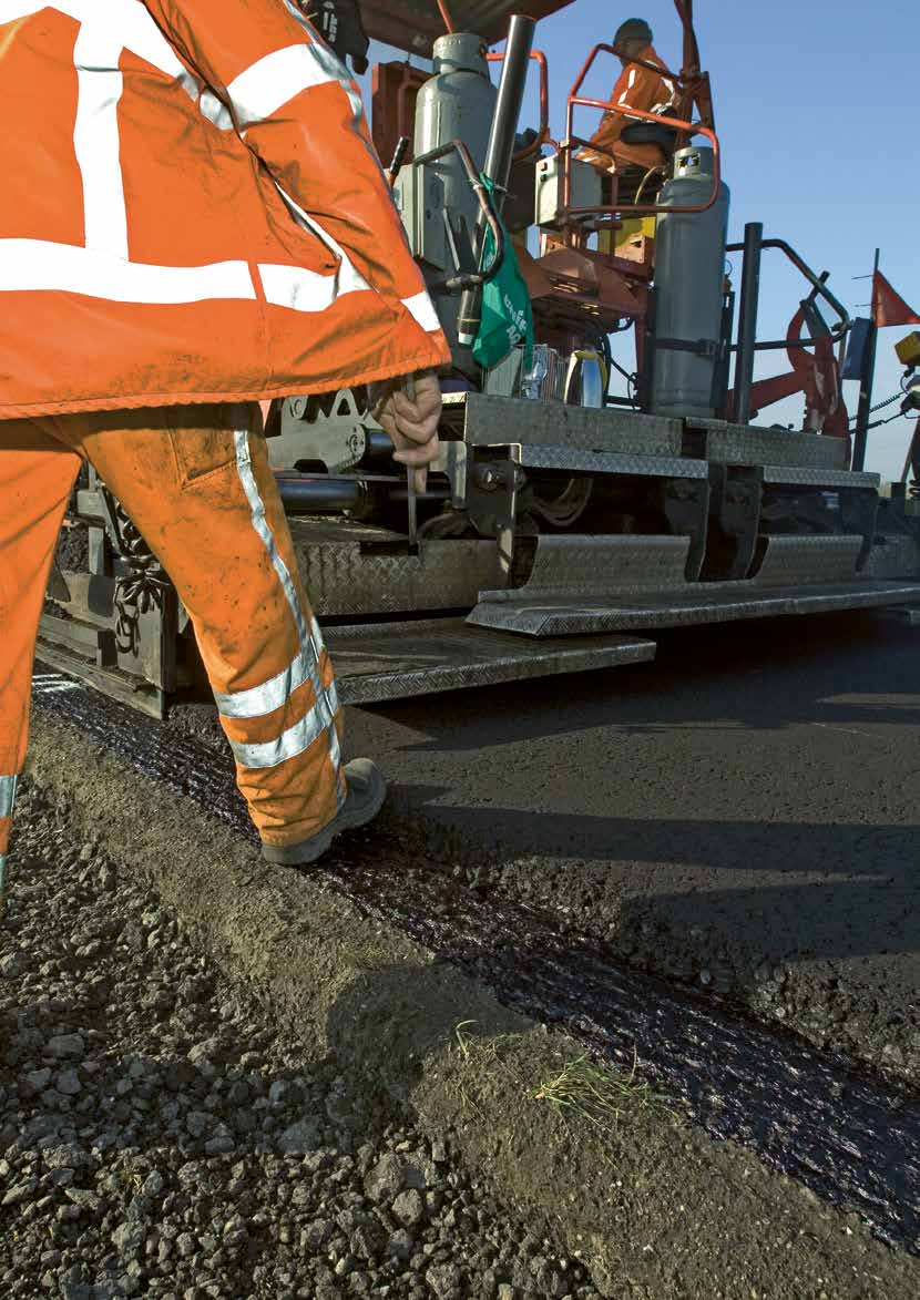 Tweelaags zoab fijn Zoab is een afkorting van zeer open asfalt beton, een asfaltsoort met kleine gaatjes die het geluid van autobanden dempen.