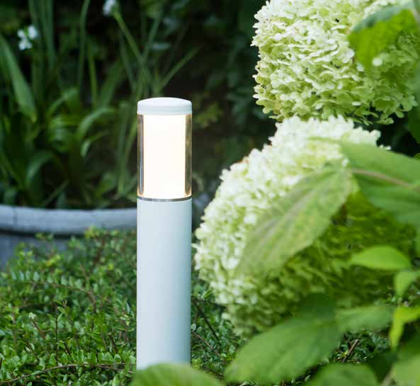 SMAKEN VERSCHILLEN Overdag hebben staande lampen een decoratieve functie in de tuin. Vormgeving en kleur spelen daarom een belangrijke rol in de keuze voor een staand armatuur.