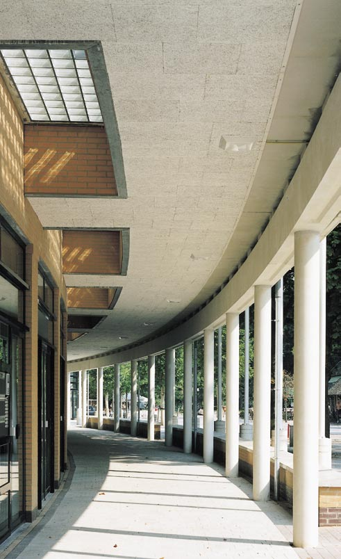 Het eerder omschreven verschijnsel van rooi-gebied is gehanteerd om op de Grimme-locatie, in het verlengde van de bebouwing aan de Hoofdstraat, een zone te maken waarin de overgang van publiek naar