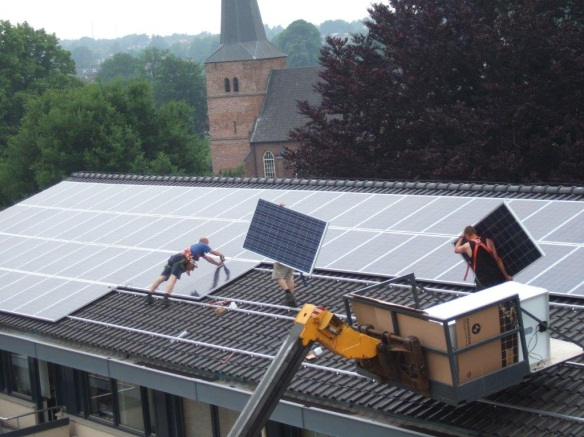 Voortgangsbericht Duurzaamheidsprogramma december 2013 De eerste resultaten Verduurzaming gemeentehuis In de zomer van 2013 zijn ruim 200 zonnepanelen op het dak van het gemeentehuis gelegd; goed