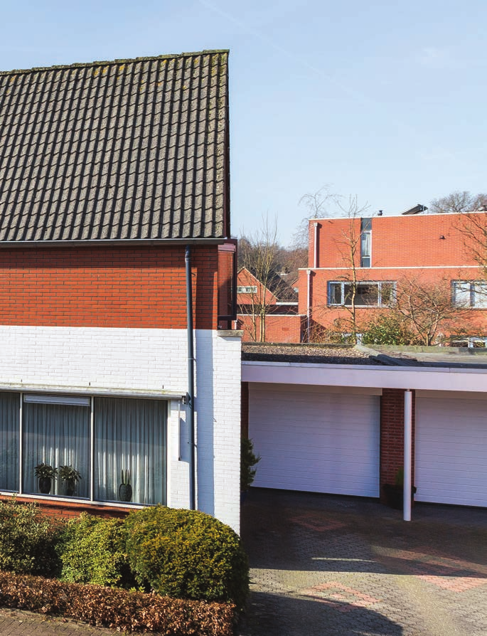 Vervolgens is in 2001 een grote dakopbouw aan de achterzijde van de woning gebouwd.