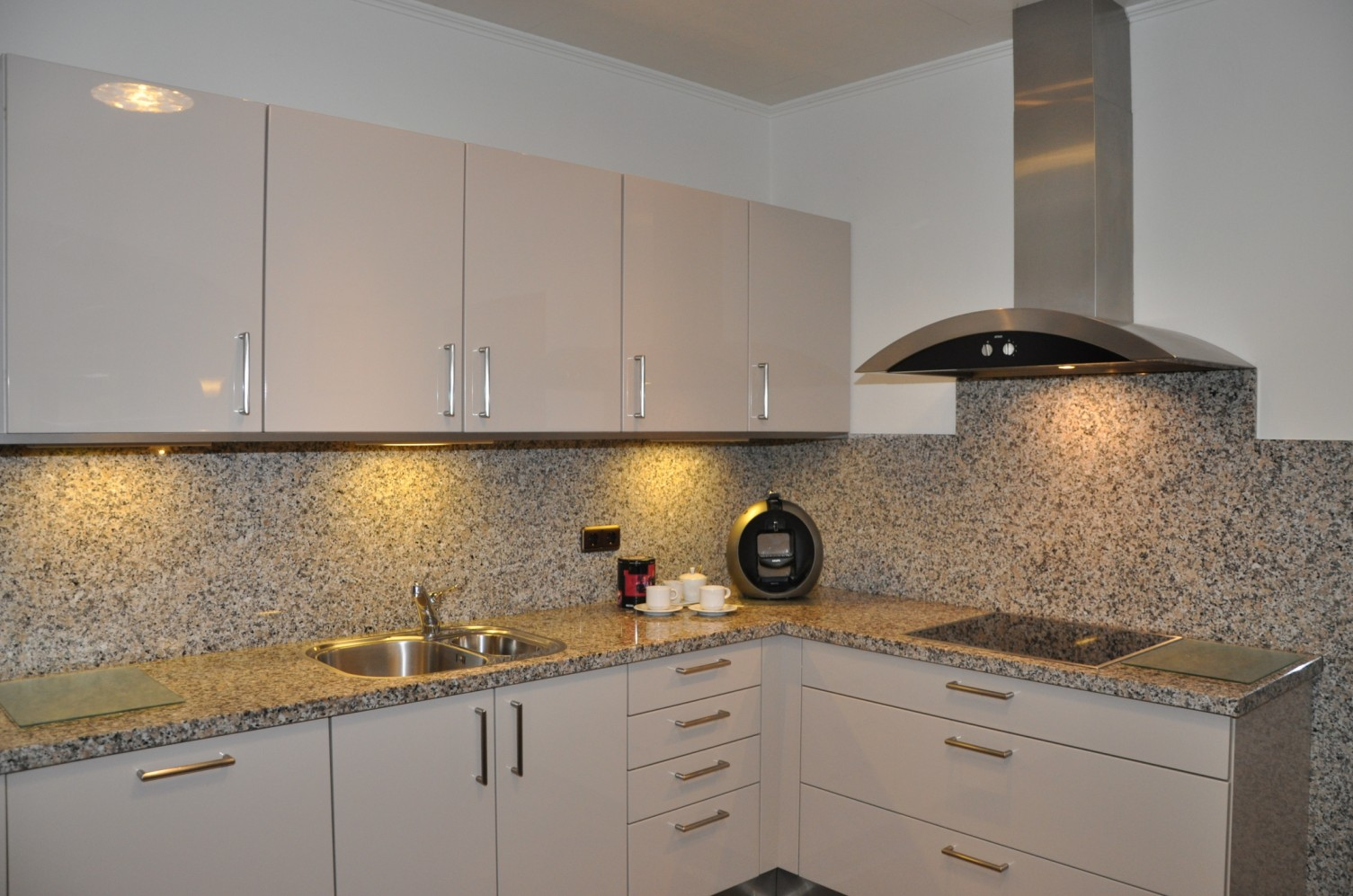 KEUKEN De luxe keuken met een granieten blad en achterwand, is voorzien van onder
