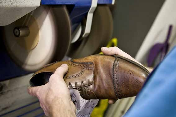 Wanneer de pasvorm nog goed is, maar de hakken of zolen versleten zijn, het materiaal beschadigd is of het stikwerk of rits gerepareerd moet worden, dan kunnen onze schoenherstellers dat