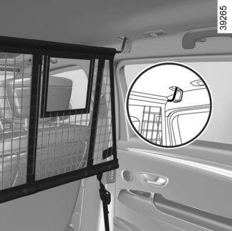 Aanbrengen van het scheidingsnet achter de voorstoelen Aan beide kanten in de auto: til het kapje 1 omhoog om bij de verankeringspunten voor