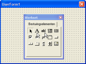 Formulier maken Druk de toetsen ALT en F11 tegelijkertijd in om in de VBA-editor te komen. Daar aanbeland klik je op de icoon waar het pijltje naar wijst om een formulier in te voegen.