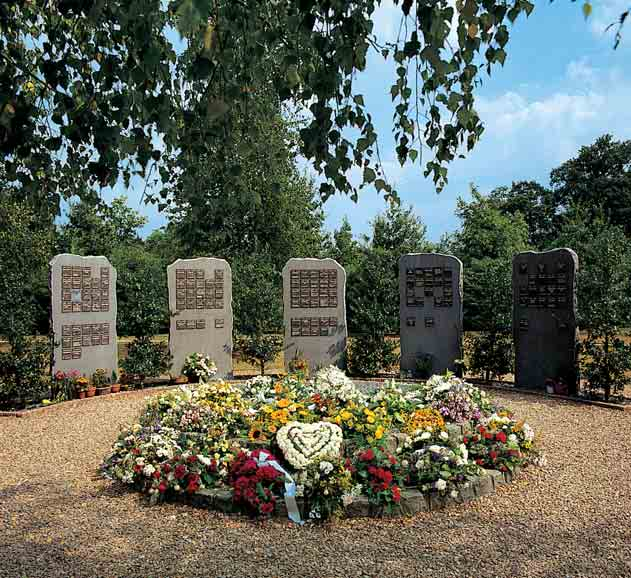 G edenkplaats De gedenkplaatsen, gelegen in de tuin van het crematorium, biedt de nabestaanden de mogelijkheid om na de verstrooiing iets tastbaars te kunnen bezoeken.
