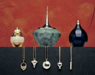 bevestigd kunnen worden. Medaillons en mini-urnen Een hanger in de vorm van een medaillon of een miniurn biedt de mogelijkheid tot een bijzondere en tastbare herinnering aan de overledene.