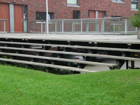 Parkeren dient uit het zicht plaats te vinden in een verdiepte/half verdiepte parkeergarage. Het dek van de parkeergarage is openbaar gebied en fungeert tevens als ontsluiting van de kantoren.