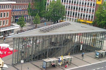 referentie stationsplein - bebouwing gericht naar het plein; - relatie met het plein door een open uitstraling van de gevel; - ontsluiting bebouwing aan het plein; - duidelijke