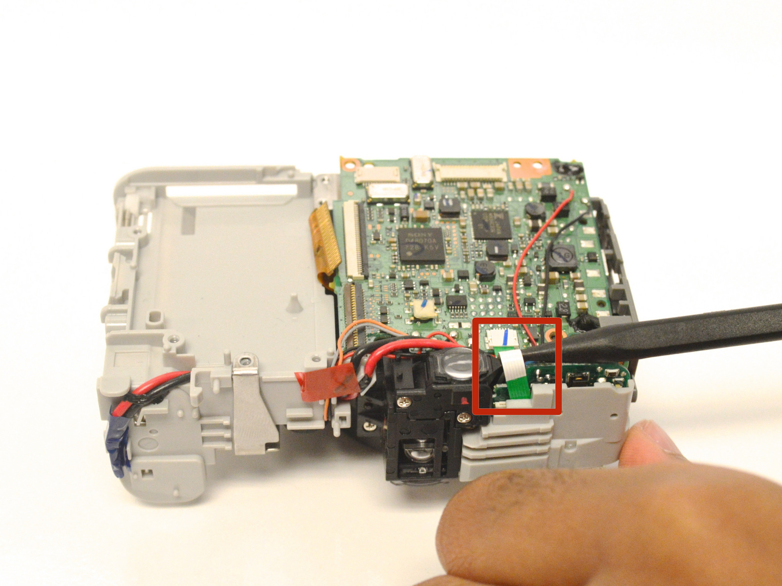 Alternate aan beide zijden lint kabel gelijkmatig te verwijderen uit de ZIFconnector elke keer dat u een 