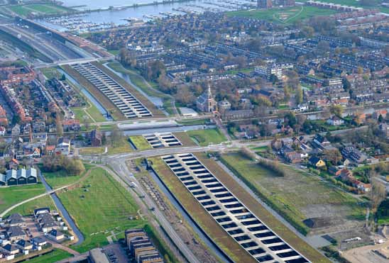 Met de juiste keuze van de beplanting rond de plas, worden zowel de juiste omstandigheden voor een gezonde flora en fauna gecreëerd, als een aantrekkelijk visueel beeld voor de bewoners en