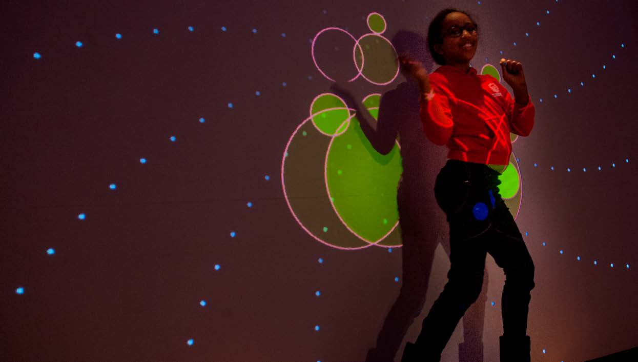 INSTALLATIES SPOTTER ZELF MUZIEK EN BEELD MAKEN DOOR TE DANSEN 3+ Kinect, bewegen, muziek Spotter nodigt uit tot bewegen, vliegen, vallen en musiceren.