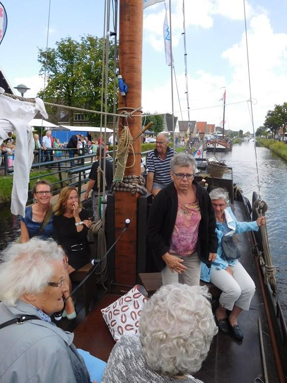 Het wordt een gezellige vaart door het dorp, onderweg