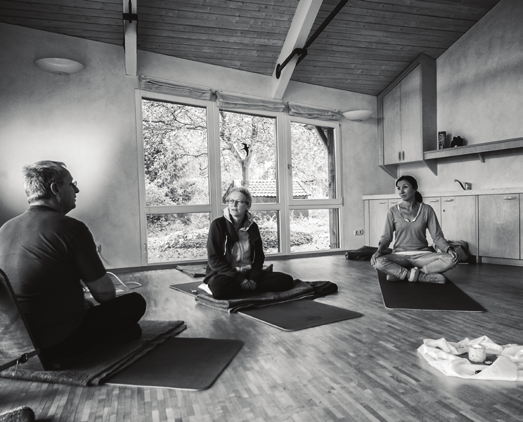 Je krijgt huiswerk mee in de vorm van meditatieve opdrachten, lezen, persoonlijke reflecties en tussentijds oefenen met (één van je) medestudenten.