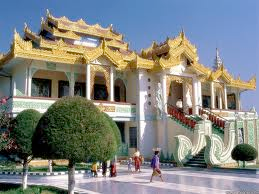 In de middag bezoeken we de gracht rond het voormalige Koninklijk paleis, traditionele zijdeweverijen, het Shwenandaw (gouden paleis) klooster, de Atumashi Pagoda, de Kuthodaw Pagoda en de