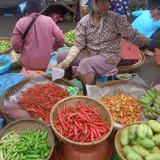 Dag 7 Na het ontbijt in het hotel gaan we op weg naar de Taunggyi markt en een fabiekje waar de typische Birmese sigaren worden vervaardigd.