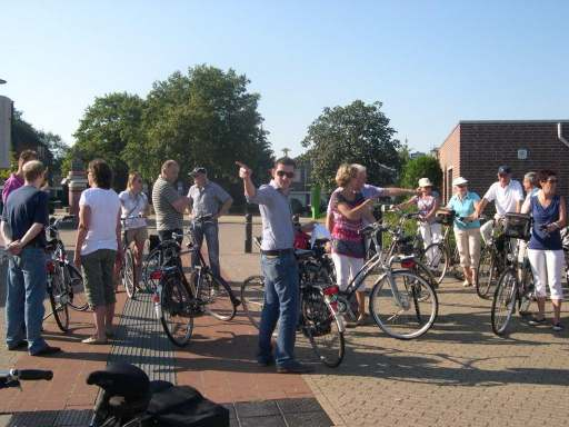 Verslag fietstocht CDA Venlo Op zaterdag 3 september is het zover: de fietstocht van CDA Venlo. Om klokslag 10 uur vertrekken we met maar liefst 22 personen Op de Heide in Tegelen.