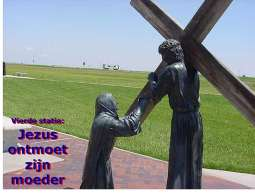 Vierde statie: Jezus ontmoet zijn moeder Niemand kan zonder zijn moeder, ook Jezus niet. Zij staat langs de weg die Jezus gaat, machteloos en biddend, maar zo helpt zij Hem het kruis te dragen.