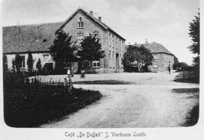 Aan de pastorie werd in 1955 een vrijstaande garage toegevoegd naar ontwerp van H.G. van den Boogaard. Leuth, vooroorlogse situatie Kerkplein, met op de voorgrond vml.