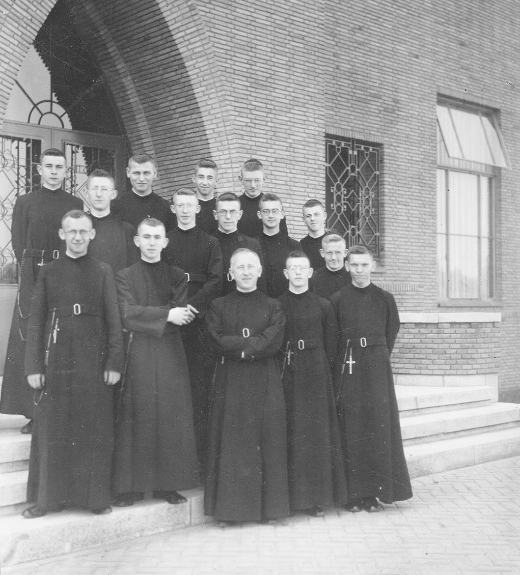 Servaas Dezelfde groep na de professie op 10 juli 1938, voor de entree van het noviciaat