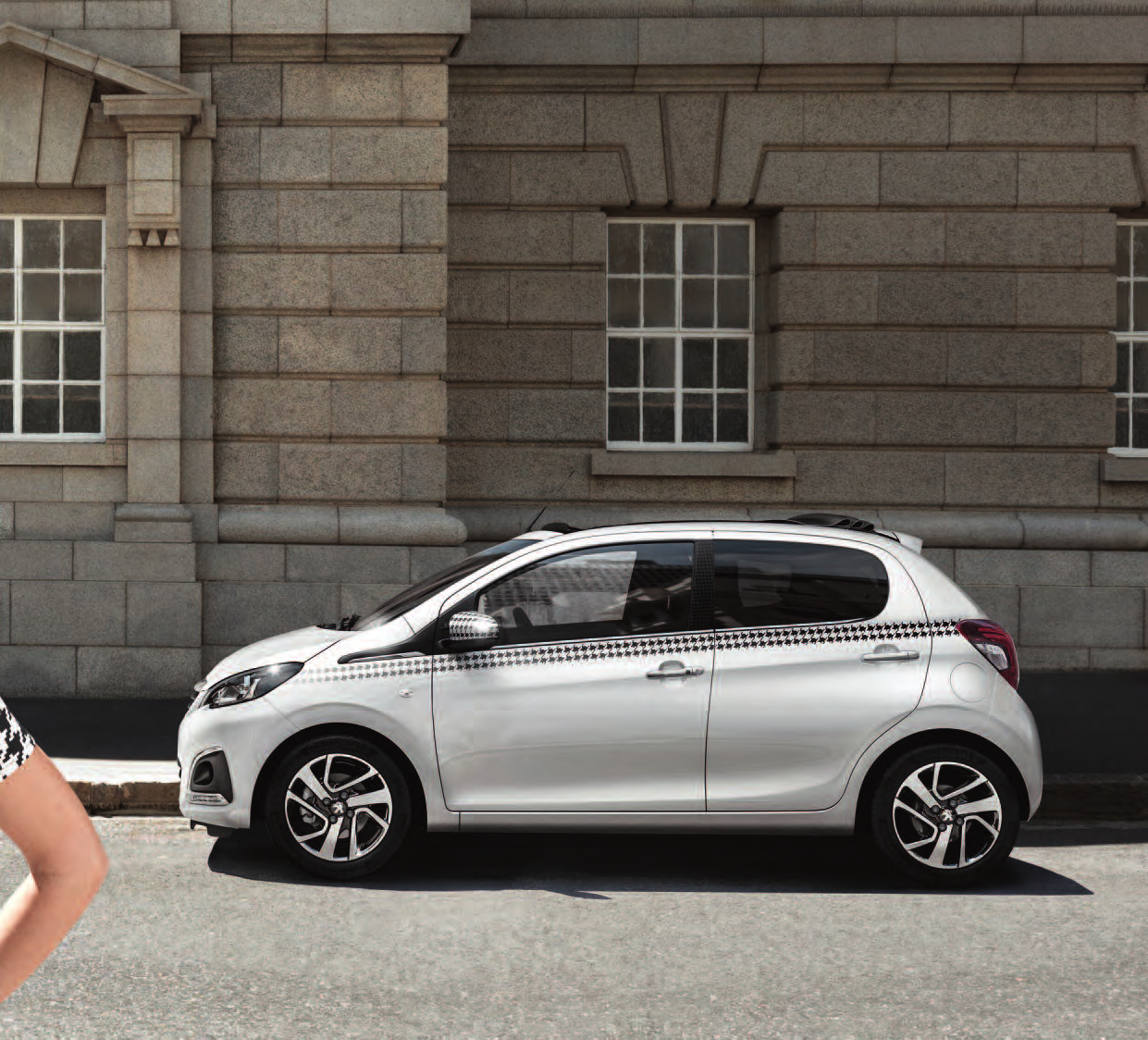 Met het thema Dressy van de Peugeot 108 krijgt het tijdloze pied de poulemotief een nieuwe interpretatie.