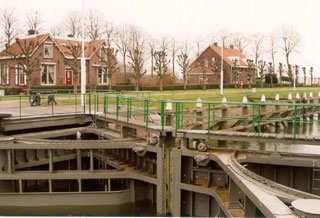 Ter plaatse van de Wielwaard, maar ook in de Manhuiswaard, is de regelmatige lineaire, opstrekkende structuur van gorzen nog goed herkenbaar.