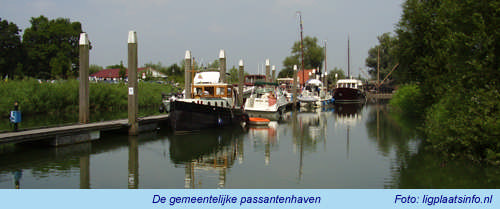 Passanten kunnen kiezen voor de haven van watersportvereniging Woudrichem. De invaart is aan de Afgedamde Maas. De haven ligt in feite in de oude vestinggracht en is zeer beschut.