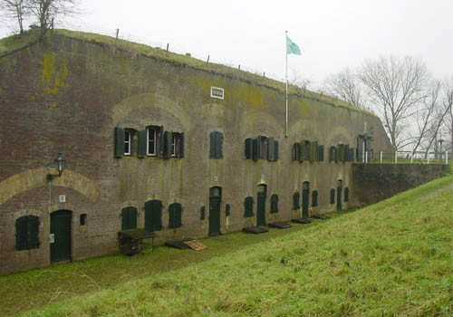 fortgracht is ooit vervangen door een dam. Nu grazen er op dit fort van het Brabants Landschap de schapen van een boer op en rond het fortterrein.