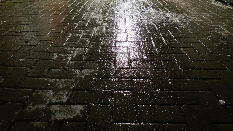 IJzel of onderkoelde regen IJzel is eigenlijk niets anders dan regen die bevriest zodra het in aanraking komt met een bevroren oppervlak.