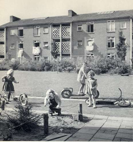 foto: Cas Oorthuys VAN VILLA ZONNEHOF NAAR RIETVELDPAVILJOEN DE ZONNEHOF Het Rietveldpaviljoen 'Zonnehof' is vernoemd naar Villa Zonnehof.