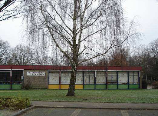 Scholen (vervalt) Kerk (vervalt) Massa en vorm: zie ook verbeelding (regels en plankaart) van het bestemmingsplan - eengezinshuizen in twee volledige bouwlagen; - op markante posities binnen de