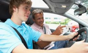 Rijbewijs : cursus voor begeleiders : schrijf tijdig in!!! Rijbewijs: cursus voor begeleiders Uw eigen dochter of zoon leren autorijden is nog steeds de goedkoopste wijze om een rijbewijs te behalen.