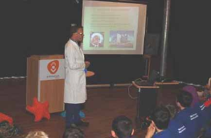 De kinderen krijgen een T-shirt met het embleem van het Fishing for Litter project daarop.