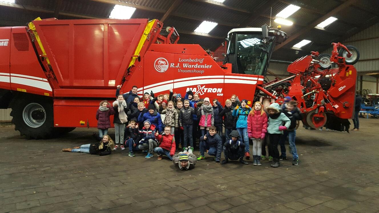 Vrijdagochtend hebben wij deel genomen aan het VOMOL-project in Westerhaar. De leerlingen leerden om veilig om te gaan met landbouwvoertuigen.