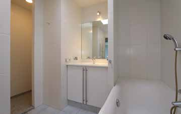 De badkamer is voorzien van dubbele wastafel, inloopdouche, ligbad met whirlpool en urinoir.
