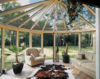 Hoewel de schaduw van de grote bomen de zonnewarmte wat afzwakt, is zonwerend dubbelglas (type Solarbel) in het dak toch nuttig gebleken.