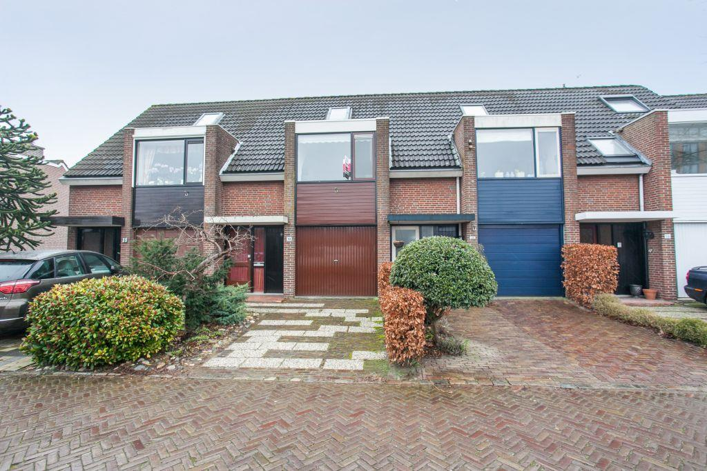 Locatie, locatie, locatie! U heeft vanuit de woning een panoramisch uitzicht op de Oude Maas en Dordrecht. U krijgt er bij dit uitzicht ook nog eens een riante splitlevelwoning bij!
