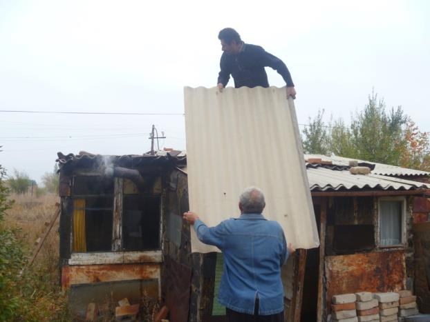 Als laatste voorbeeld willen wij u nog meegeven: De blijdschap van een oude vrouw, welke werd bezocht door ons in een hevig lekkende container. Ze was zo bang om zo de winter in te moeten.